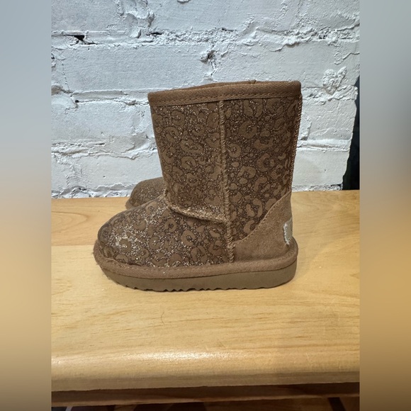 UGG GIRLS CLASSIC II GLITTER‎ LEOPARD BOOT GIRLS KIDS CHESNUT - Picture 1 of 6